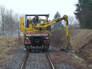 Zweiwege-Mulcher bearbeitet die Streckenränder, hier kurz vor dem Bahnhof Gerabronn.Einer der größten und kostenintensivsten Einsätze im November des vergangenen Jahres.